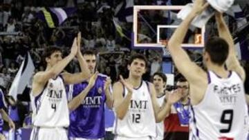 <b>VICTORIA. </b>Los jugadores del Madrid celebrando el triunfo ante el Barça en la Caja Mágica, con el que igualaron a los culés en la clasificación de la ACB.