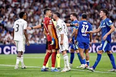 Rifirrafe entre Gerónimo Rulli y Daniel Carvajal. 