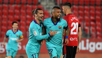 Vidal celebra el 0-1 con Griezmann y Messi de fondo.