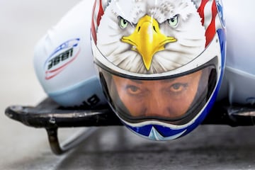 La estadounidense Katie Uhlaender compite durante la segunda carrera del Campeonato Mundial de Skeleton de la Federación Internacional de Bobsleigh y Skeleton (IBSF) disputada ayer en Altenberg (Alemania), con un llamativo casco en el que se ve dibujado un águila calva, emblema del país norteamericano.