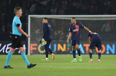 El delantero del PSG desolado tras caer eliminado por el conjunto alemán.