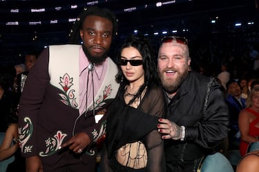 Shaboozey, Charli XCX y Teddy Swims durante la gala de los Premios Grammys 2025 celebrados en Los Ángeles.