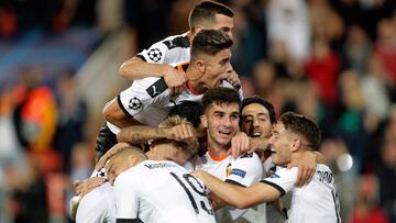 Los jugadores del Valencia celebran el triunfo ante el Lille.