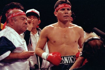 La leyenda del boxeo mexicano se presentó ante la afición en el Madison Square Garden en dos ocasiones. La primera fue contra otro púgil azteca, Refugio Rojas, el 13 de junio de 1986. JC terminó la contienda en el séptimo round. La segunda fue  ese mismo año, pero en esta ocasión se midió con Juan Laporte. La función se fue hasta las tarjetas que dieron ganador a Chávez. 