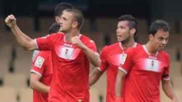 <b>ARROLLA. </b>El Murcia se impuso con contundencia y juego a un Xerez perdido.