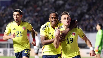 Rafael Santos Borré en un partido de la Selección Colombia.