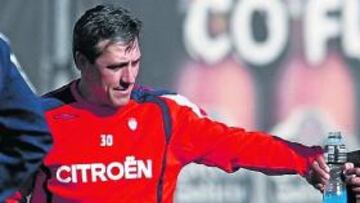 <b>TRANQUILO. </b>Pepe Murcia dirigió ayer su primera sesión tras ser ratificado por el Consejo. El cordobés estuvo aparentemente tranquilo y no hizo nada distinto a otros días. Estuvo reunido con los jugadores durante diez minutos en el centro del campo y después se dedicó a dar indicaciones en los diferentes ejercicios.