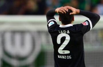 Gonzalo Jara se lamenta. El Mainz cayó goleado ante el Wolfsburgo. 