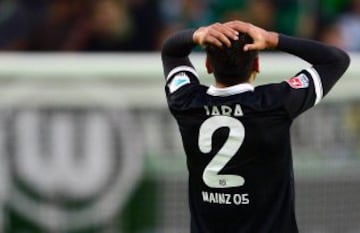 Gonzalo Jara se lamenta. El Mainz cayó goleado ante el Wolfsburgo.