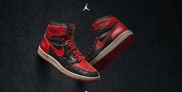 Las zapatillas que cambiaron el juego. Hasta entonces, Adidas y Converse habían sido las marcas predominantes en la NBA. Tras una complicada negociación con Michael Jordan por parte de Nike, ambos terminaron firmando una colaboración histórica que comienza con este modelo con logo propio para el jugador y colores asociados a los Chicago Bulls. Su versión de color negro trajo una gran polémica porque la NBA no permitía que los colores fuesen demasiado diferentes a los del uniforme y zapatillas de sus compañeros. Inteligentemente, Nike usó esa prohibición para hacerlas más famosas aún.