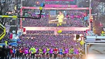 <b>UNA MULTITUD. </b>Treinta mil corredores se dieron cita en la San Silvestre, a pesar del frío y de la lluvia.