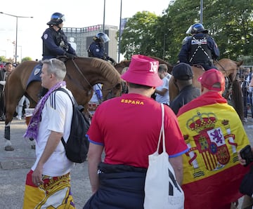 Real Madrid fans, at the gates of Saint-Denis.