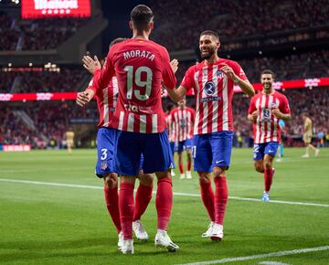 Los jugadores del Atlético de Madrid celebran con Morata el primer gol al Granada. 