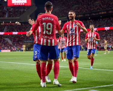 Los jugadores del Atlético de Madrid celebran con Morata el primer gol al Granada. 