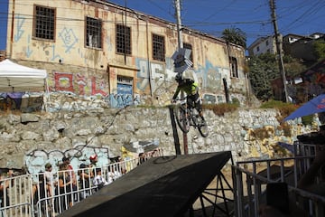 Valparaiso, 11 febrero 2018.
Decimosexta version del Red Bull Valparaiso Cerro Abajo, principal carrera de descenso urbano en Chile, realizada entre calles, escaleras y callejones de la ciudad puerto.
Sebastian Cisternas/Photosport.