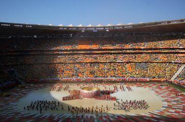 La ceremonia inaugural del Mundial de Sudáfrica exhibió el orgullo de toda África. Era la primera vez que el continente africano acogía un Campeonato del Mundo y así lo demandaba. Fue colorista, alegre intensa y breve.