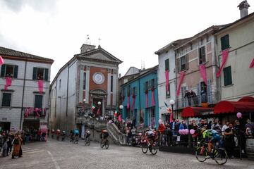 Panorámica del pelotón durante la etapa de hoy.