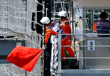 Comisarios de carrera ondean la bandera roja indiciando a los pilotos la suspensión de la carrera y les ordena que regresen a la zona de boxes, mientras se arreglan las protecciones destrozadas por el impacto de Albon y Ricciardo.