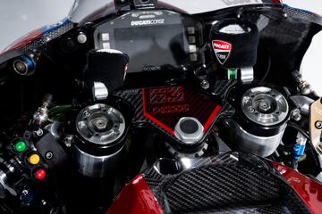 Ducati ha presentado en Madonna di Campiglio a sus equipos de MotoGP y Superbike para la temporada 2023. Los detalles de la Desmosedici son un propulsor 4 tiempos V4 a 90?, refrigeraci¨®n por l¨ªquido, distribuci¨®n desmodr¨®mica con doble ¨¢rbol de levas en cabeza y 4 v¨¢lvulas por cilindro.