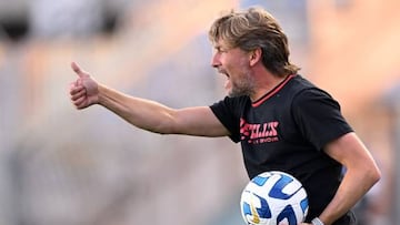 Newell's Old Boys' head coach Gabriel Heinze gestures during the Copa Sudamericana group stage first leg football match between Audax Italiano and Newell's Old Boys, at the El Teniente stadium in Rancagua, Chile on April 4, 2023. (Photo by MARTIN BERNETTI / AFP) (Photo by MARTIN BERNETTI/AFP via Getty Images)