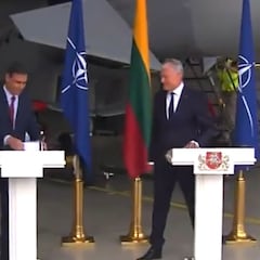 Un avión militar ruso interrumpe la rueda de prensa de Pedro Sánchez en Lituania