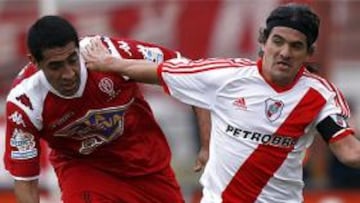 <b>Ortega</b> lucha por el balón con el jugador de Huracán Marvos Brítez.