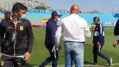 Dejó al DT rival con la mano estirada: el gesto negativo de Salas tras una nueva derrota