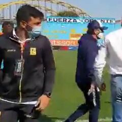 Dejó al DT rival con la mano estirada: el gesto negativo de Salas tras una nueva derrota