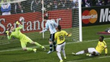 Ospina le ganó el duelo a Messi con esta atajada.