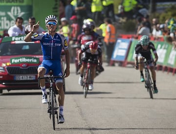 Julian Alaphilippe celebrando su triunfo en la octava etapa de La Vuelta a España 2017. 