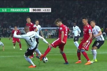 El VAR no concedió un penalti al Bayern en el 94' con 1-2 y el Eintracht marcó a continuación