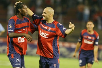 Omar Pérez en su paso por Medellín festeja un gol ante Pereira con Danilson Córdoba.