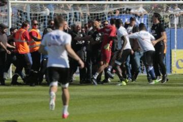 Las imágenes del ataque de los ultras del Bastia a jugadores del Lyon