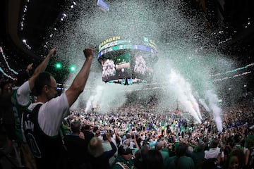 Verde y blanco. Los colores del confeti inundan el Garden de Boston. Primer título para los Celtics desde 2008.