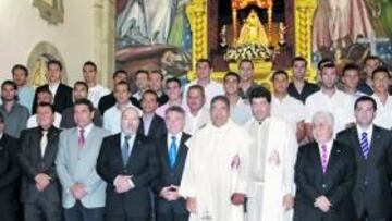 <b>AGRADECIMIENTO. </b>Directiva, plantilla y cuerpo técnico visitaron ayer a la Virgen de la Candelaria.