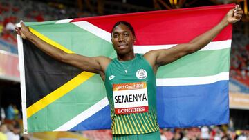 La atleta sudafricana Caster Semenya celebra la medalla de oro lograda en la prueba femenina de 1.500 metros.