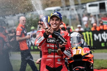 Brno (Czech Republic), 19/07/2025.- Ducati Lenovo Team rider Marc Marquez of Spain celebrates after winning the Sprint race at the Motorcycling Grand Prix of the Czech Republic at Masaryk circuit in Brno, Czech Republic, 19 July 2025. (Motociclismo, República Checa, España) EFE/EPA/FILIP SINGER
