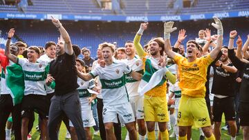 A CORUÑA, 01/06/2025.- Jugadores y cuerpo técnico del Elche celebran su ascenso a Primera División a la finalización del encuentro que han disputado hoy domingo frente al Deportivo en el estadio de Riazor, en La Coruña. EFE/Cabalar.