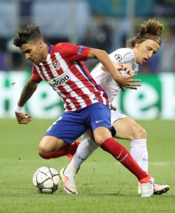 Luka Modric pelea con Augusto Fern¨¢ndez.