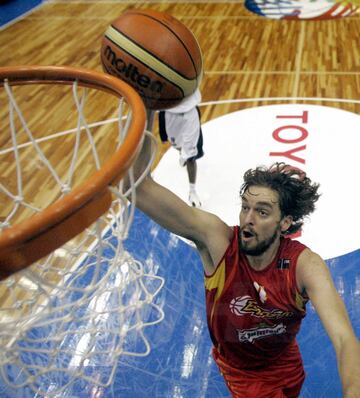No pudo jugar la final ante Grecia, porque se lesion車 en el partido anterior frente a Argentina, pero el de Saitama fue su Mundial. Pau Gasol promedi車 21,3 puntos y 9,3 rebotes en Jap車n y acab車 como el MVP del campeonato. Ocho a?os despu谷s, en la Copa del