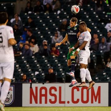 Pablo Vranjicán (de verde) lucha un balón en un partido del New York Cosmos de Estados Unidos.