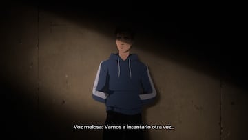 Robert en sudadera apoyado en la pared.