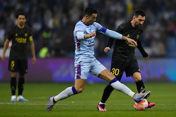 Leo Messi y Cristiano Ronaldo disputan la posesión del balón.