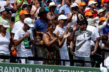 Una nueva final entre dos de las raquetas más fascinantes de todos los tiempos. Hoy ganó Federer bajo un sol de justicia en Miami. Nadal tuvo sus oportunidades de romper el servicio del suizo pero no lo consiguió. A pesar de eso, dejó una muy buena impresión. Veremos lo que pasa cuando llegue el momento de jugar en tierra batida. Aquí el resumen del partido en fotos.