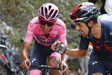 “Cuenta la leyenda que uno siempre tiene un día malo en un Gran Tour”, publicó Egan Bernal luego de la etapa 17. El ciclista colombiano no pudo responder a los ataques de Simon Yates, que alcanzó a descontarle algunos segundos, pero pudo defender la magliia rosa. ¿La clave? El trabajo de Daniel Felipe Martínez, que durante toda la competencia fue su gregario de lujo. Su compatriota lo motivó a no desfallecer, incluso cuando las piernas no le daban, y logró salvar un día que parecía de crisis. “Vamos que quedan 7 kilómetros así que toca ponerle huevitas”, fueron las palabras de Daniel.