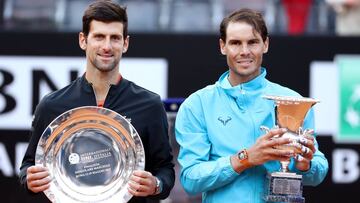 Novak Djokovic y Rafa Nadal posan con los premios de subcampeón y campeón respectivamente tras el Masters 1.000 de Roma 2019.