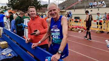 Gene Dykes sonríe tras terminar el maratón de Jacksonville por debajo de las tres horas y establecer el récord mundial en la categoría de más de 70 años.