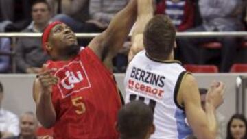 Jones intenta taponar la entrada a canasta de Berzins.