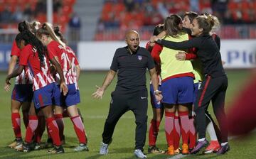 El entrenador, Ángel Villacampa, y las jugadoras del Atlético celebran el 1-1 marcado por Kenti Robles.