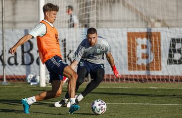 Marcos llorente y Unai Simón.